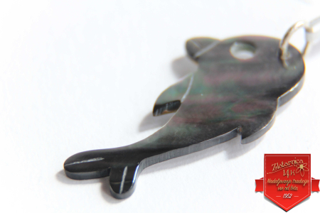 Delfin iz biserne matice