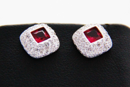 Uhani Red cube