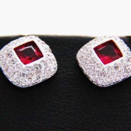 Uhani Red cube